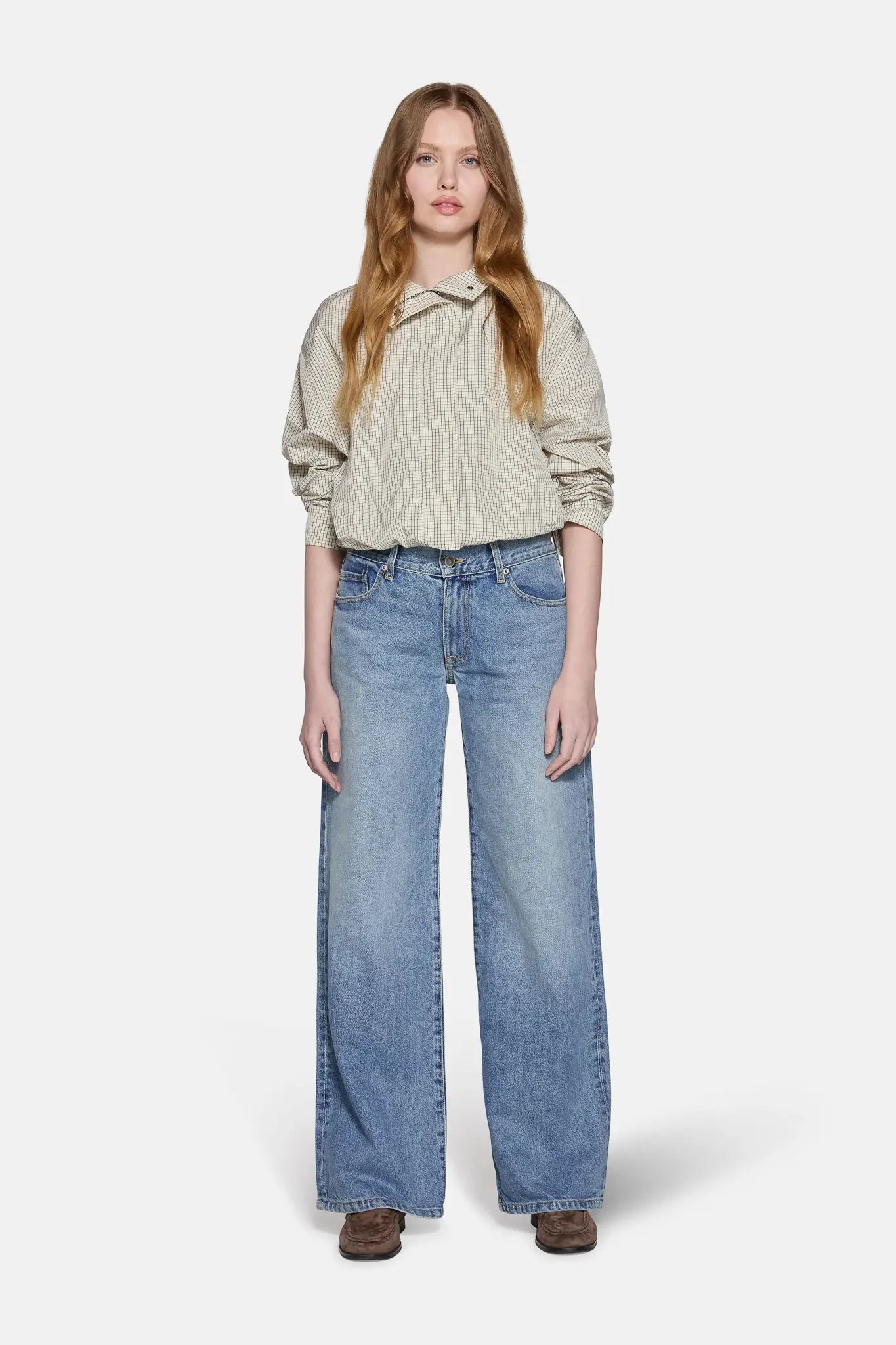 women in blonde hair wearing low rise baggy jean in blue 