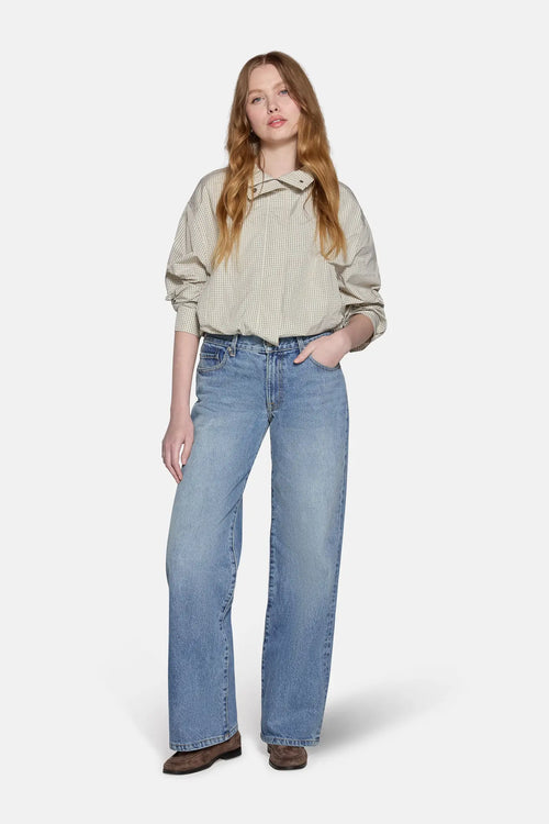baggy low waisted jeans styled with biegie top