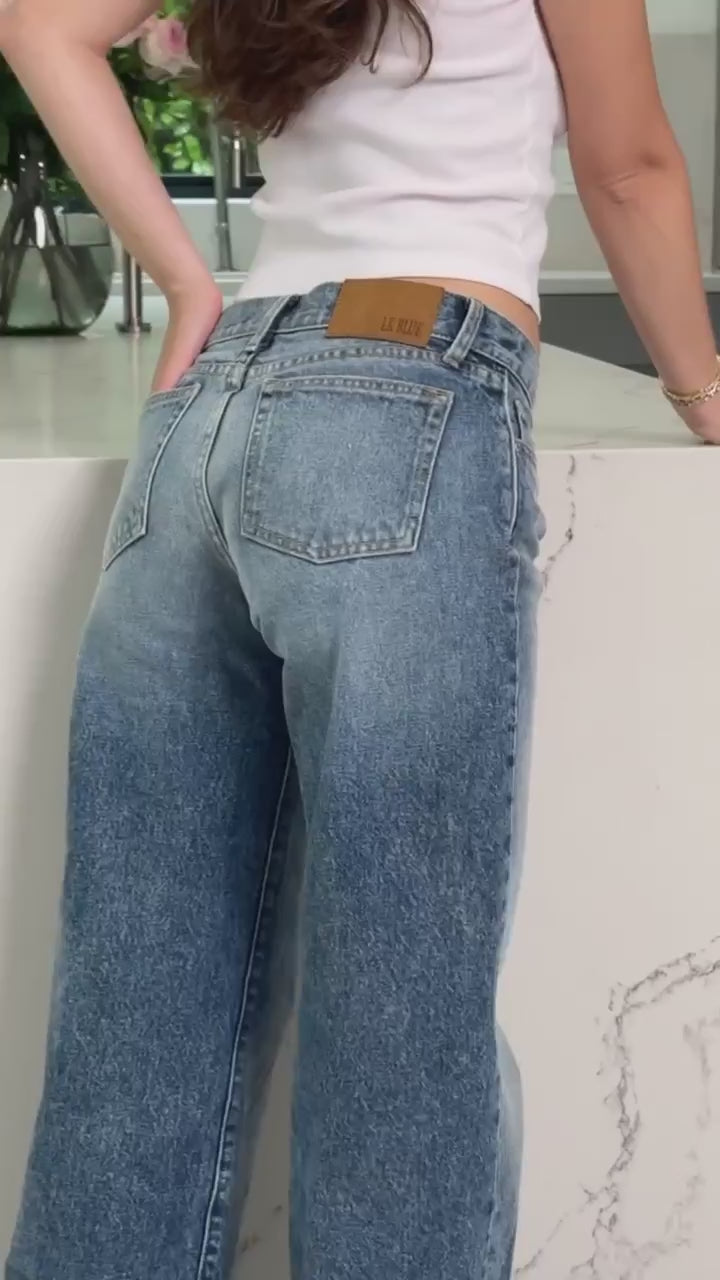 women wearing dancing styling bootcut jeans in darkwash 